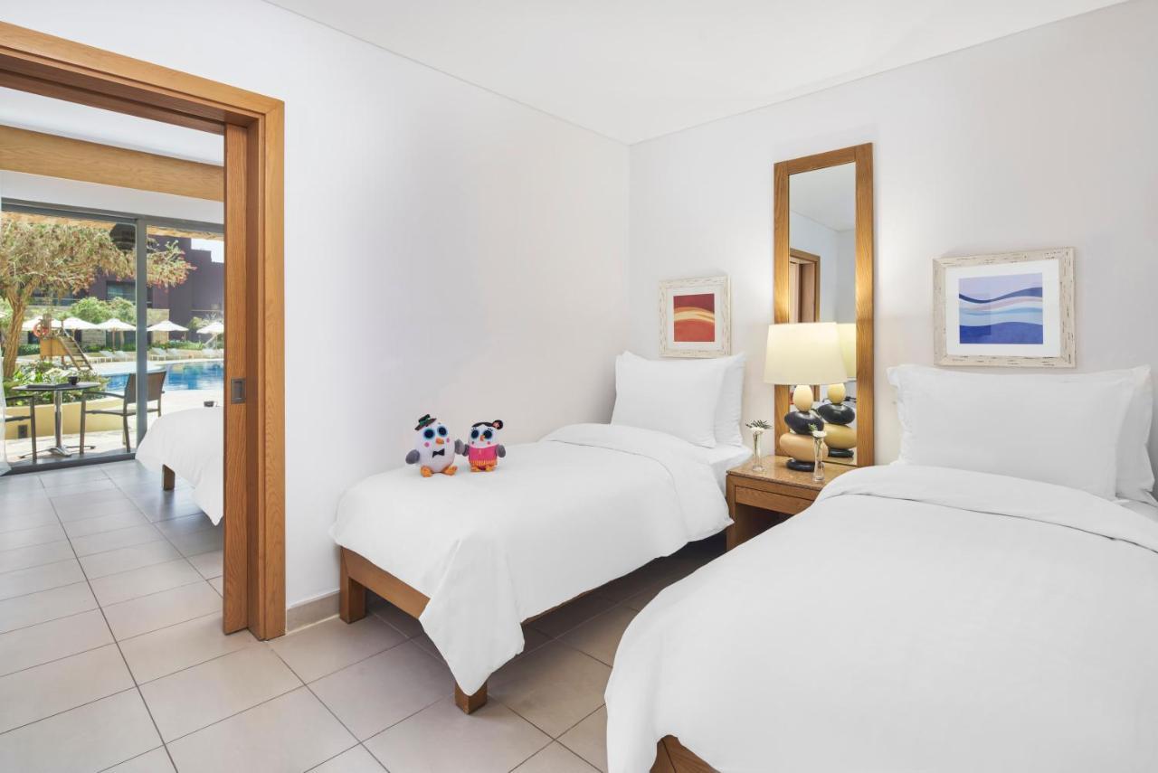 Superior Family Room with Pool View,1311972532:JPEG